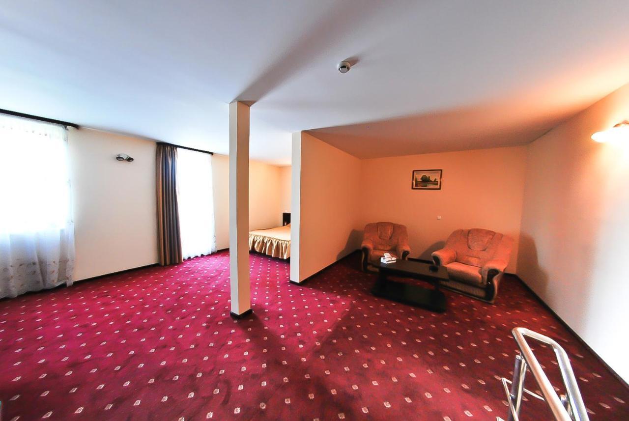 Hotel Magic Gt Trivale Пітешть Екстер'єр фото